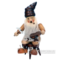 Zwerg Schuster R&auml;ucherm&auml;nnchen sitzend auf einem Hocker